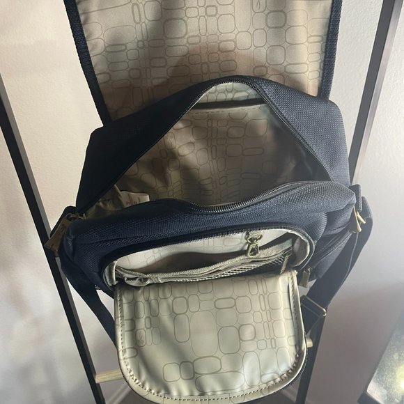 Ricardo Beverly Hills Carry-on Bag. Shoulder bag with arm strap. - Picture 3 of 7